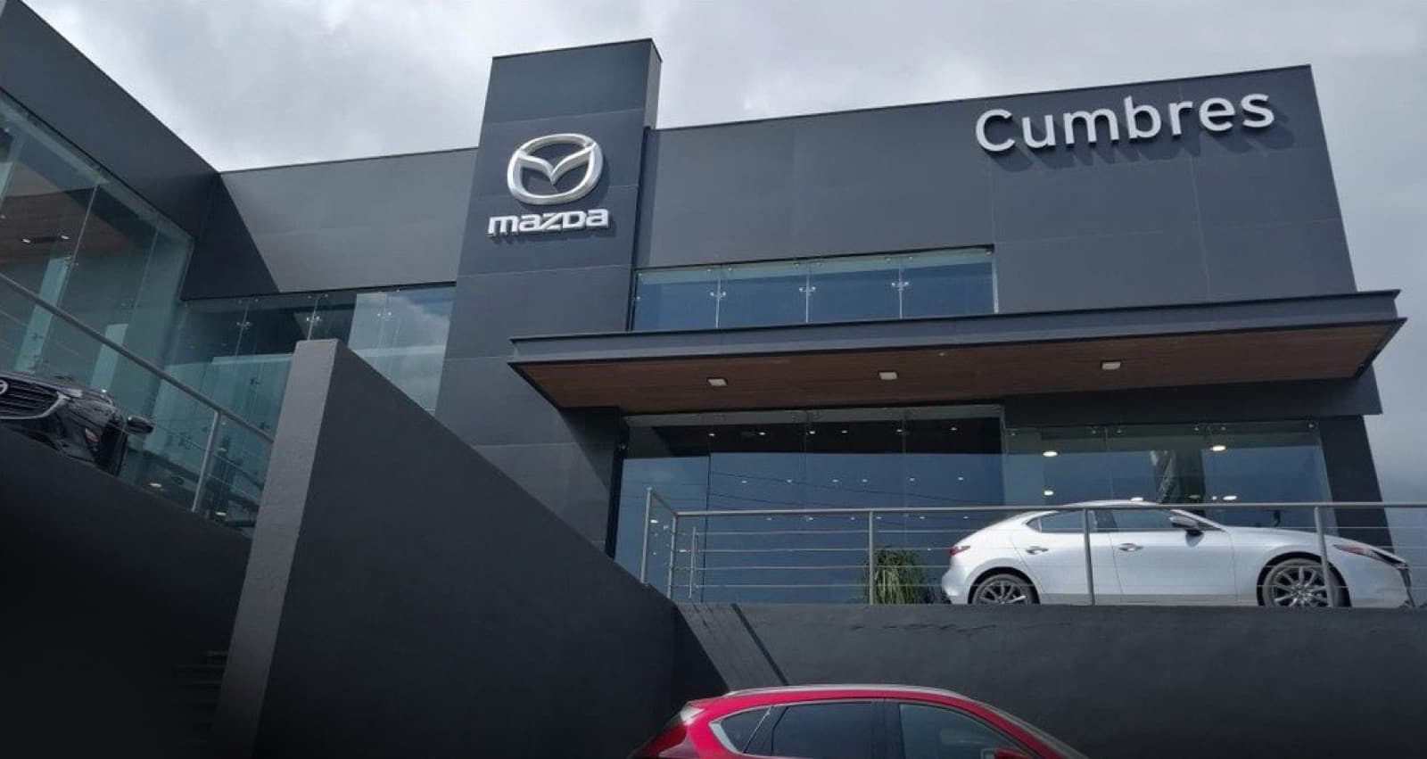 Fachada de Mazda Cumbres