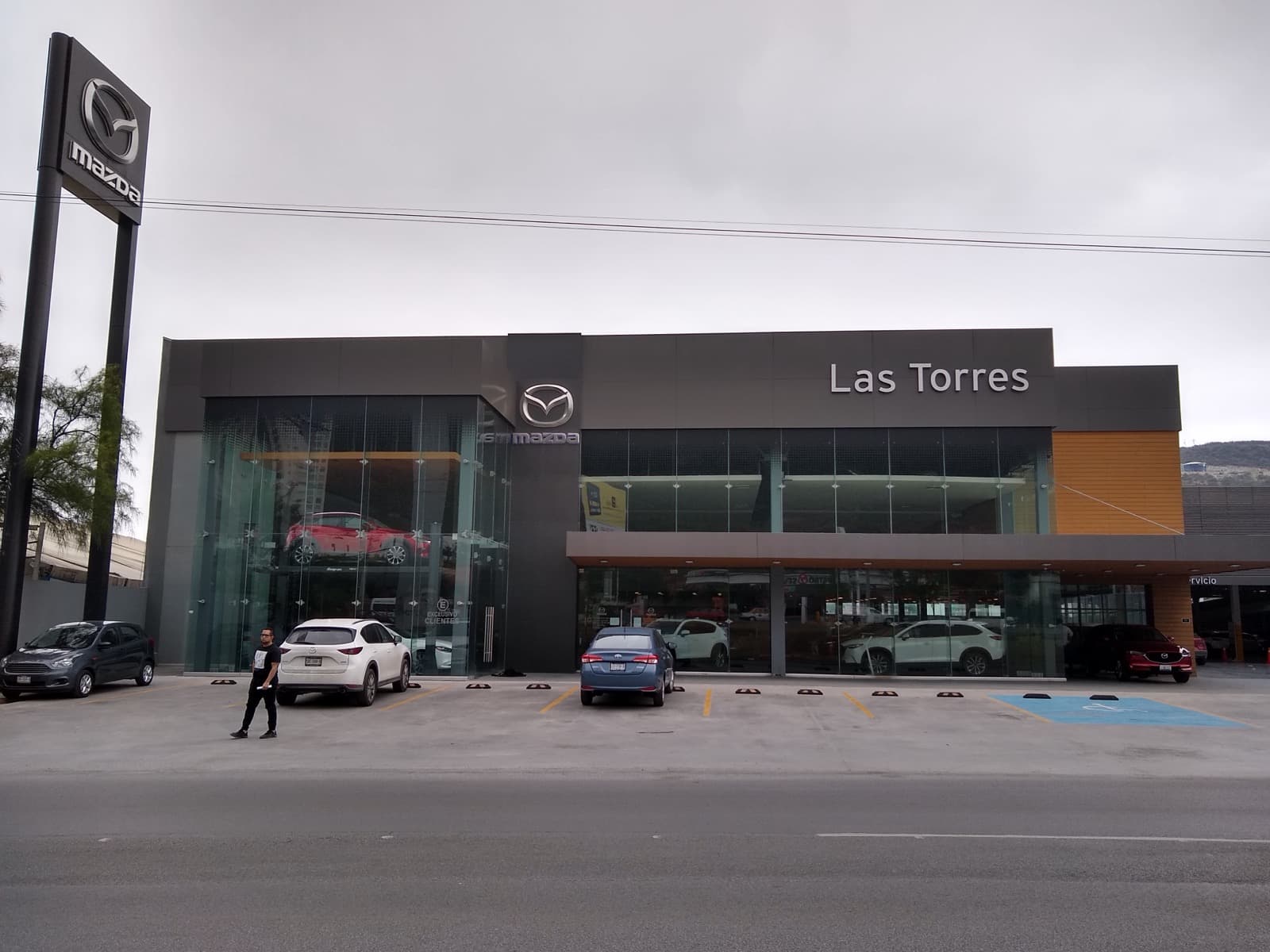 Fachada de Mazda Las Torres