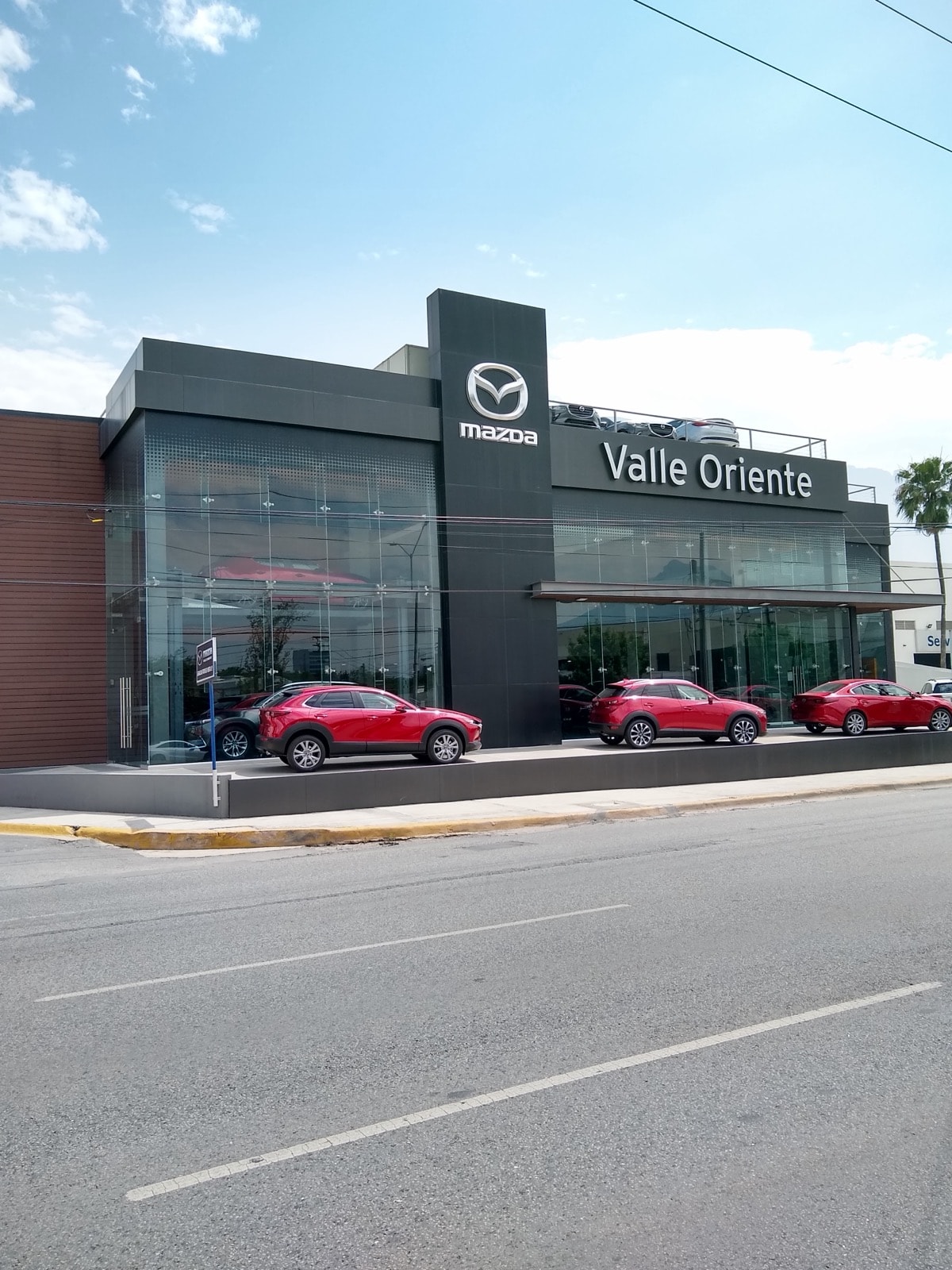 Fachada de Mazda San Pedro
